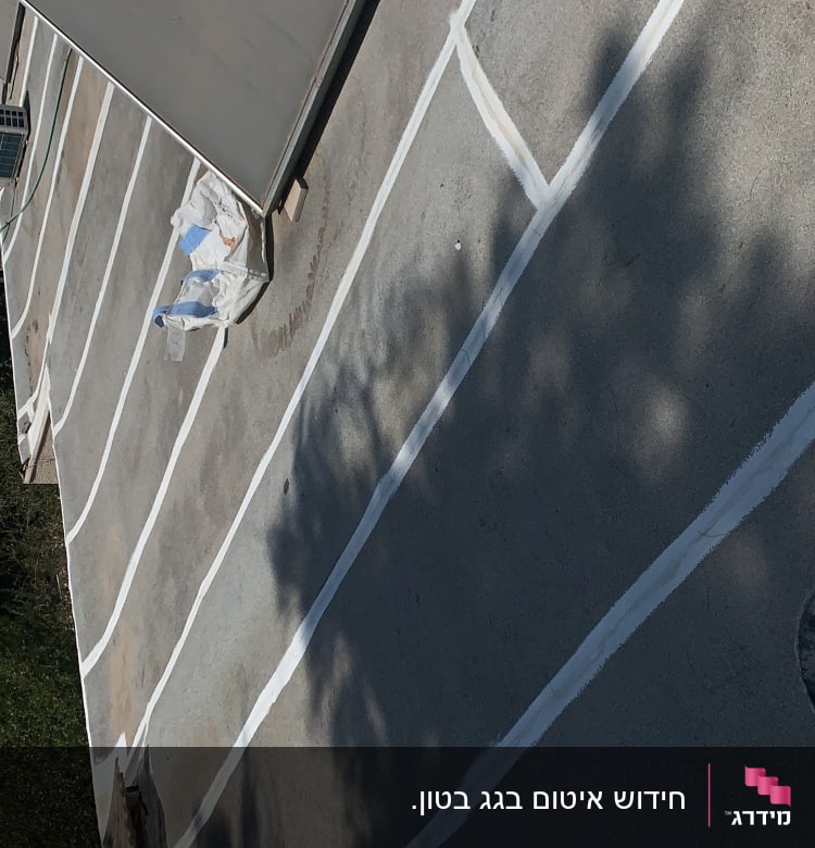 קווים לבנים על גג לאיטום, דלי ריק.